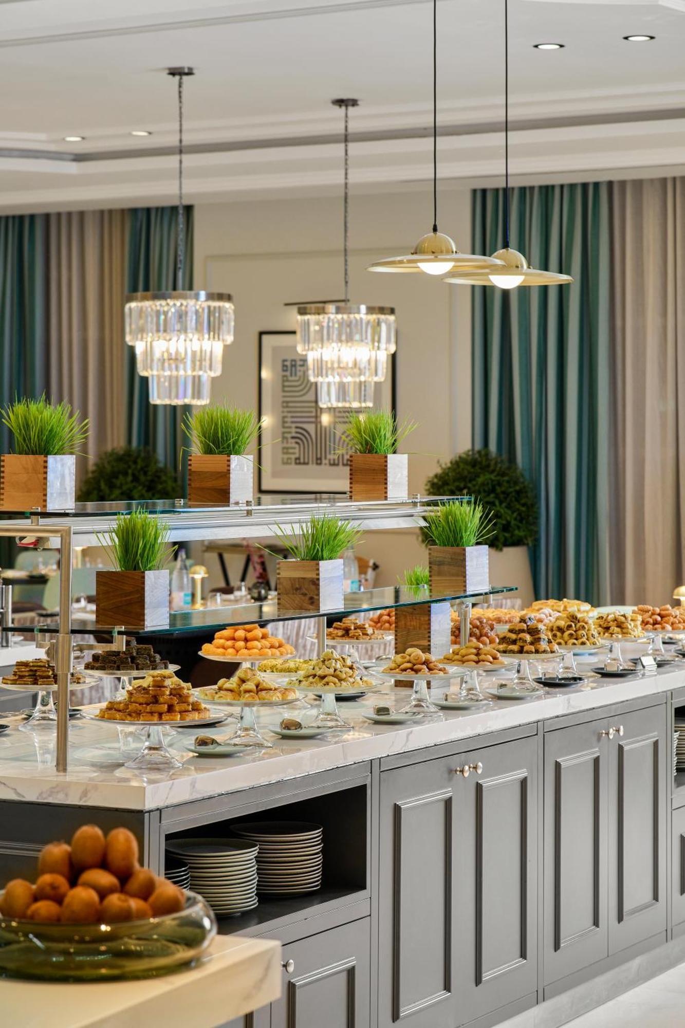 Address Jabal Omar Makkah Aparthotel Mekka Exteriör bild A buffet at a hotel